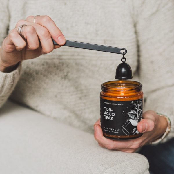 TobaccoTeak9ozSoyWaxCandleBrokenTopBrandsGeotanical021423 1